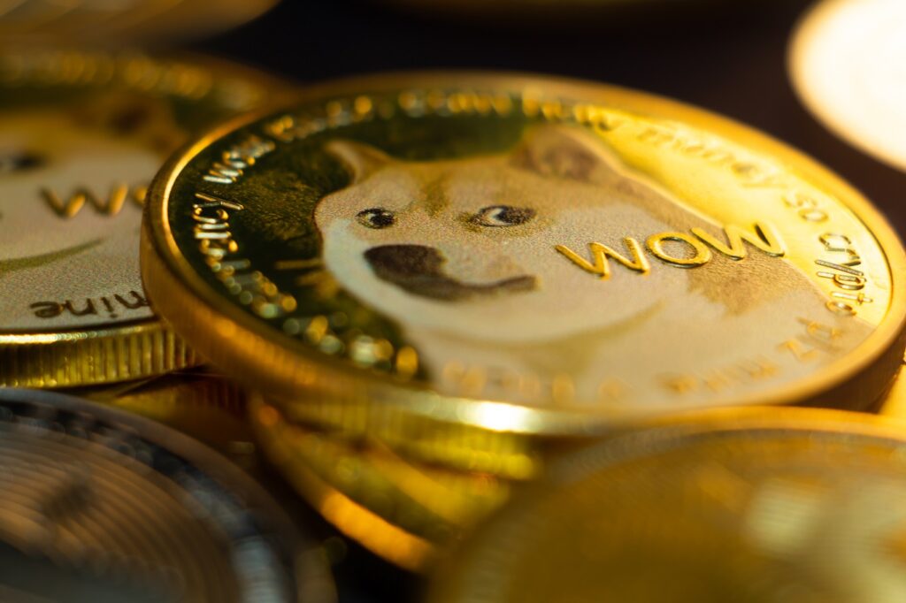 Ce sunt memecoins, cum se tranzacționează și ce instrumente să folosești? Ghid rapid pentru curioși
