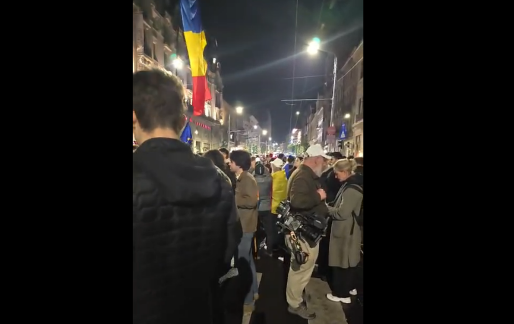Mitingul bucuriei în centrul Capitalei: Sute de oameni sărbătoresc victoria lui Nicușor Dan (Video)