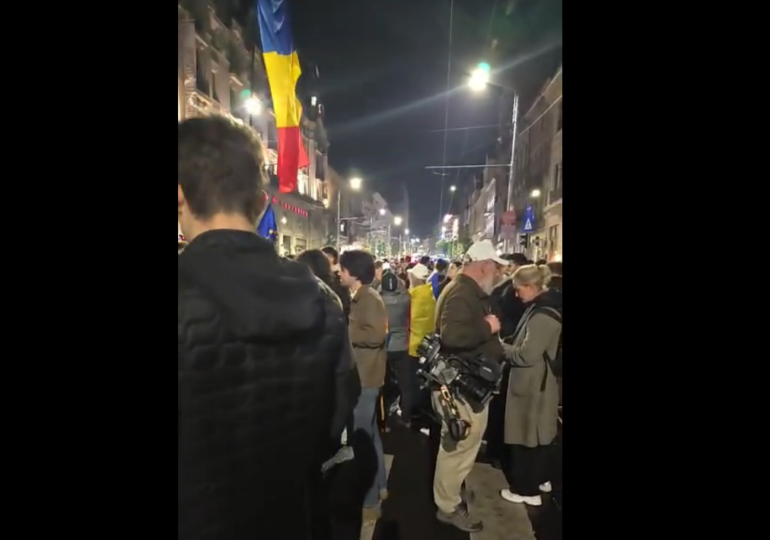 Mitingul bucuriei în centrul Capitalei: Sute de oameni sărbătoresc victoria lui Nicușor Dan (Video)