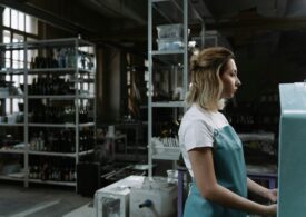 Amplu program de restructurare. Dispar dintr-un foc 10.000 de locuri de muncă
