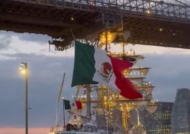 O navă a Marinei mexicane a lovit podul Brooklyn din New York - Imagini spectaculoase și zeci de victime (Video)