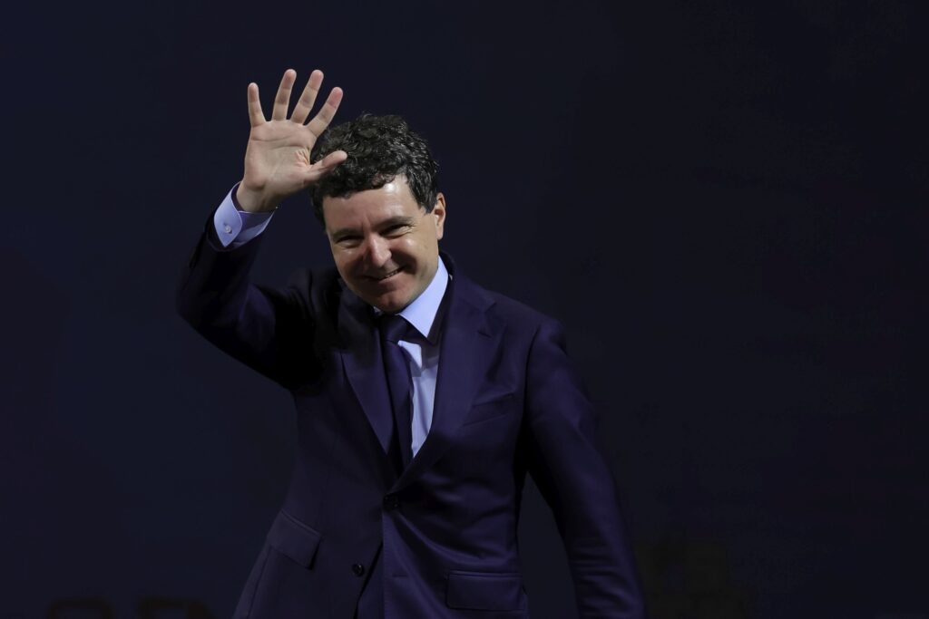 Politico: Nicușor Dan, într-un „triunghi amoros” cu partidele lui Macron și Merz