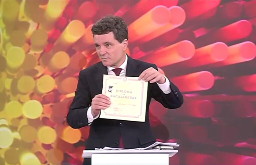 Nicușor Dan și-a arătat diploma de Bacalaureat ca să demonteze un fake news