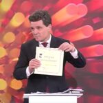 Nicușor Dan și-a arătat diploma de Bacalaureat ca să demonteze un fake news