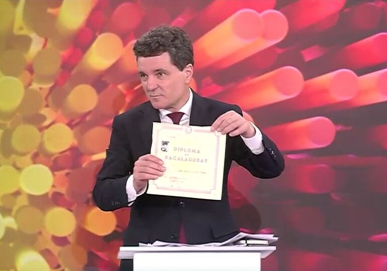 Nicușor Dan și-a arătat diploma de Bacalaureat ca să demonteze un fake news