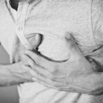 Un nou studiu leagă parodontoza de riscul cardiovascular. De vină e o bacterie, dar cum ajunge ea la inimă?