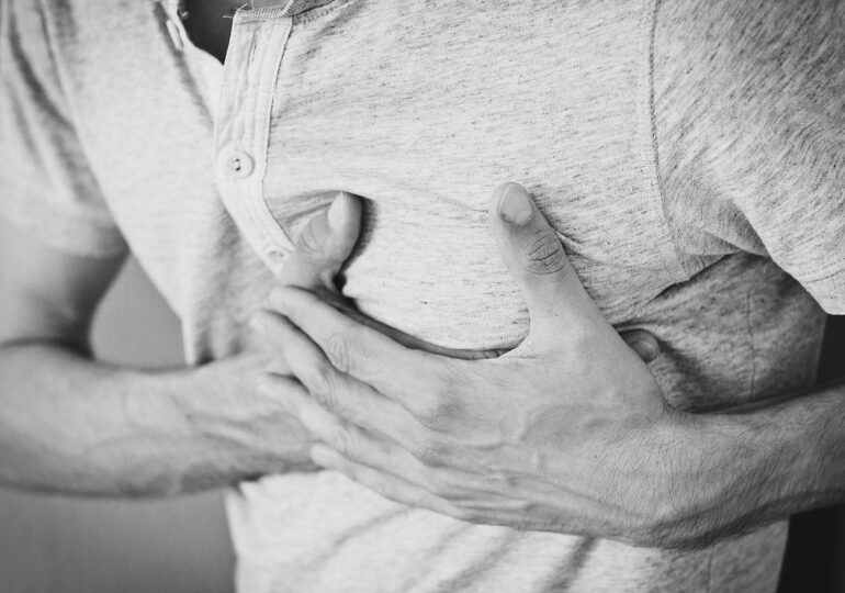 Un nou studiu leagă parodontoza de riscul cardiovascular. De vină e o bacterie, dar cum ajunge ea la inimă?