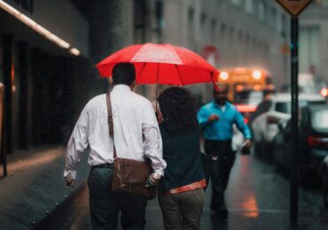 Meteorologii anunță ploi torențiale, vijelii și răcire accentuată în aproape toată țara. Cod portocaliu în cinci județe, avertizări și pentru București