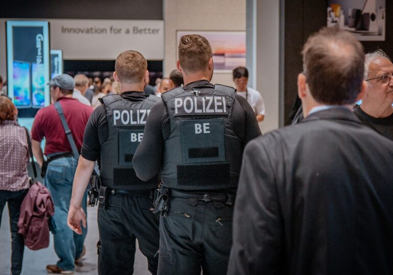 Atac cu cuțitul în Germania: O femeie a înjunghiat cel puțin 13 persoane în gara din Hamburg (Foto & Video)