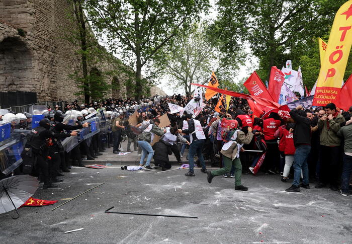 Proteste uriașe de 1 Mai: Peste 400 de arestări la Istanbul, greve în Grecia, apel împotriva "trumpizării lumii" în Franța (Foto & Video)