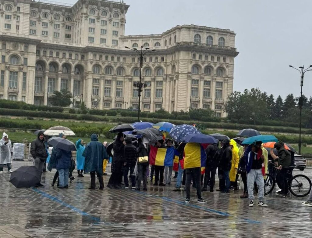 Marea Revoluție de pe TikTok s-a topit în ploaie. La protestul lui Simion n-a venit mai nimeni. Nici măcar el (Foto&amp;Video)