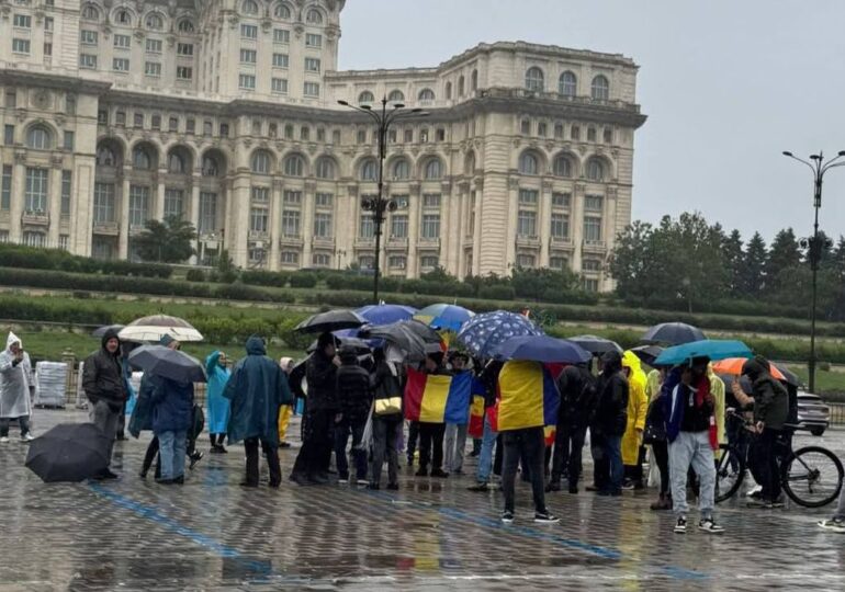 Marea Revoluție de pe TikTok s-a topit în ploaie. La protestul lui Simion n-a venit mai nimeni. Nici măcar el (Foto&Video)