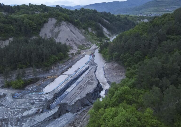 Pericol de prăbușire la mina de la Praid. Posibilă evacuare de urgență