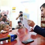 Un avocat se oferă să reprezinte gratis români înșelați de Simion cu casele de 35.000 de euro