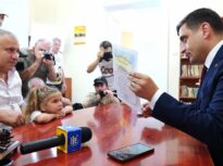 A lawyer offers to represent Romanians deceived by Simion with houses priced at 35,000 euros for free