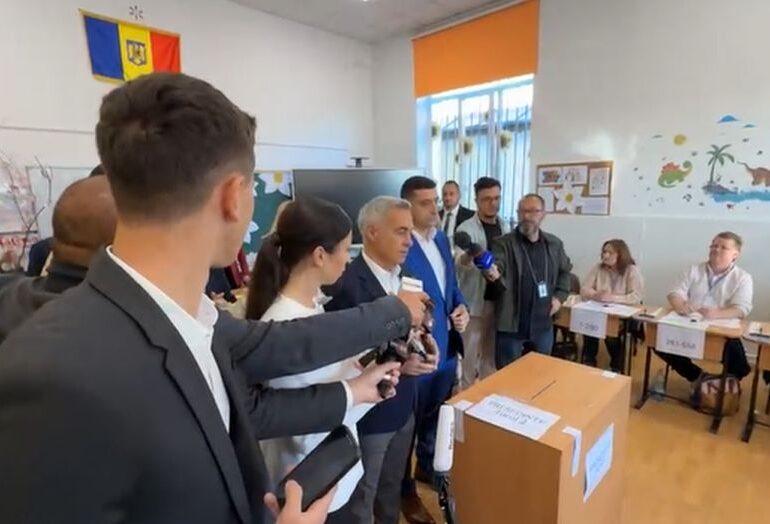 Simion, cu soția și Georgescu la secție: Am votat împotriva celor care ne desconsideră (Video)