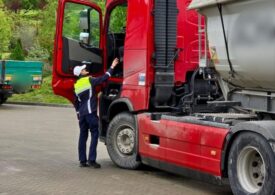 Șoferul unui camion cu azot lichid, prins de polițiști când fuma în cabină, după ce a mers cu viteză