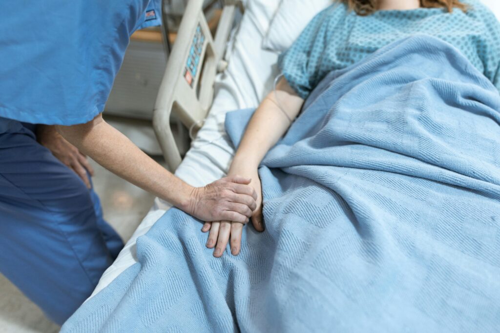 Avocatul Poporului contestă la CCR neplata primei zile de concediu medical