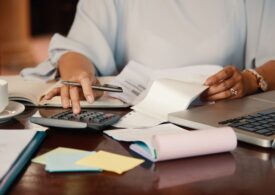 Ce taxe ar putea crește, pentru corectarea deficitului bugetar. Analist: “Întrebarea este pe cine va lovi cel mai tare”