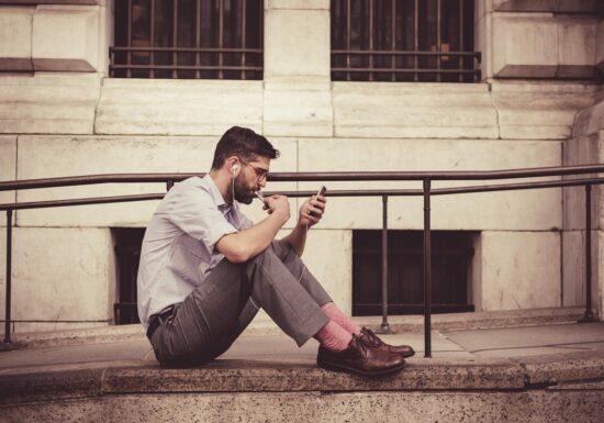 Realitatea lui 2025: Aproape jumătate dintre tinerii britanici ar prefera o lume fără Internet