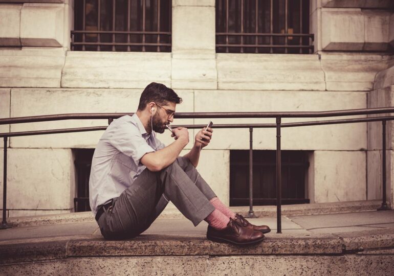 Realitatea lui 2025: Aproape jumătate dintre tinerii britanici ar prefera o lume fără Internet