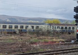 Manevră ratată: șase răniți după ce o locomotivă a izbit vagoanele unui tren. Doi angajați CFR, pozitivi la substanțe psihoactive