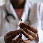 Cum au fost pedepsite, după 5 ani, două asistente care au practicat „vaccinarea la chiuvetă” contra cost