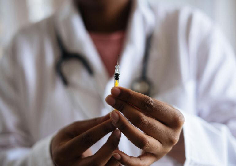 Cum au fost pedepsite, după 5 ani, două asistente care au practicat "vaccinarea la chiuvetă" contra cost