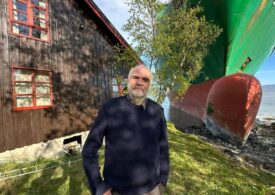 Un bărbat s-a trezit cu un vapor în curtea casei (Foto & Video)