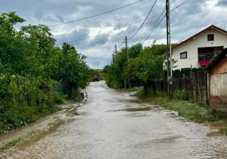 Gospodării din Neamț și Bacău, inundate de viituri. Mașini luate de ape