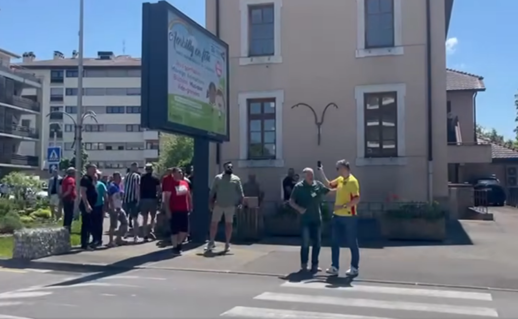 Un membru USR a fost agresat la o secție de votare din Franța: Cineva bagă extrem de mulți bani în această rețea, sunt organizați piramidal, au liste și disciplină de fier (Video)