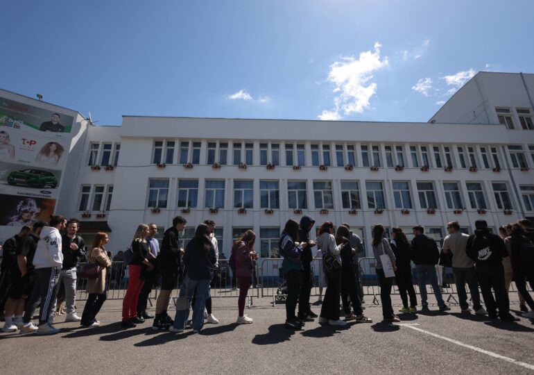 <span style="color:#990000;">LIVE</span> Alegeri prezidențiale 2025 cu cozi în București și Cluj. Prezența la vot a trecut de 55%. Pe Tiktok se anunță fals victoria lui Simion. Cum arată cotele la pariuri (Foto&Video)