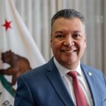 Senator american, pus la pământ și încătușat, după ce a întrerupt un oficial din administrația Trump la o conferință de presă (Video)