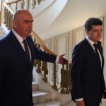 România captivă între junk și două nuci tari. Cum era cu glonțul Simion?