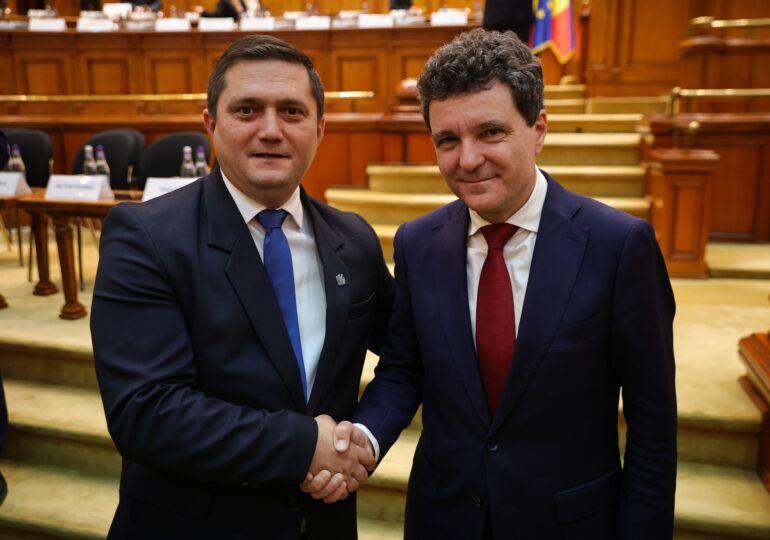 Capcană cu droguri pentru un senator USR? Pachet suspect găsit sub mașina