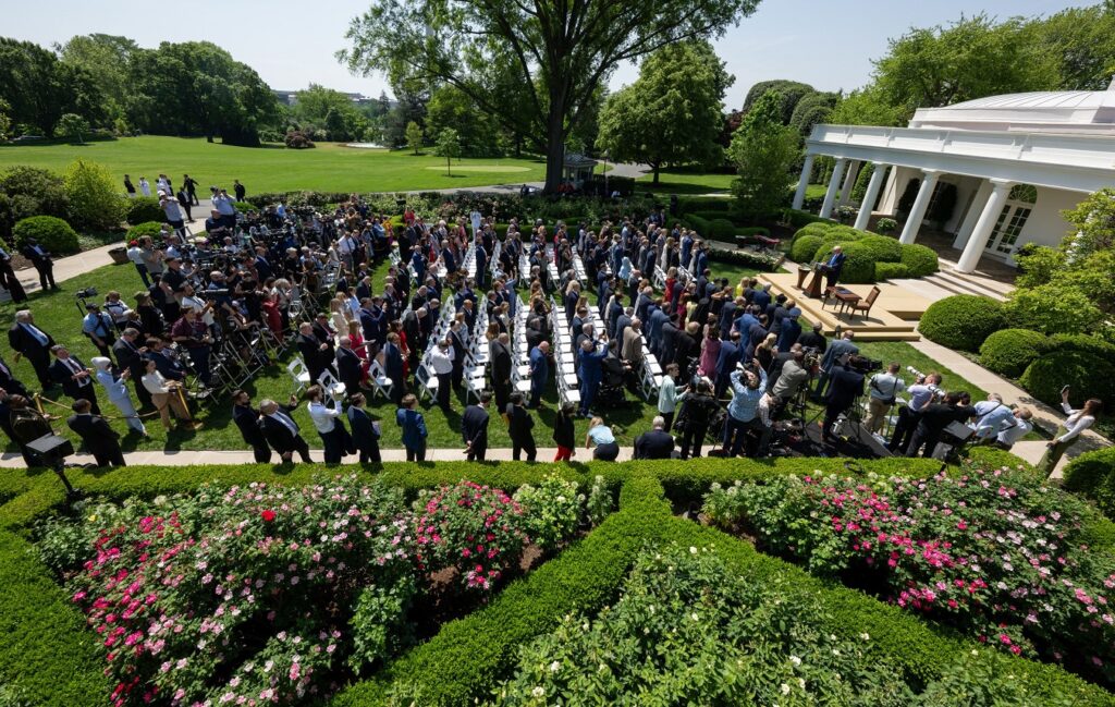 L.A. arde, iar Trump scoate gazonul de la Casa Albă, ca să pună pavaj și catarge