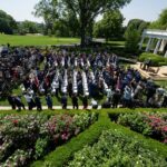 L.A. arde, iar Trump scoate gazonul de la Casa Albă, ca să pună pavaj și catarge