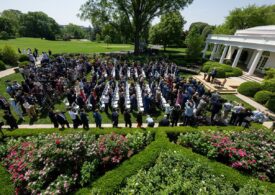 L.A. arde, iar Trump scoate gazonul de la Casa Albă, ca să pună pavaj și catarge