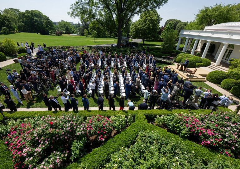 L.A. arde, iar Trump scoate gazonul de la Casa Albă, ca să pună pavaj și catarge