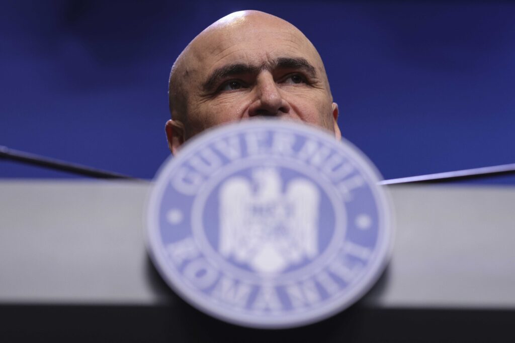 LIVE VIDEO Bolojan își asumă răspunderea pe pachetul fiscal – TVA pe 2 cote: 11% și 21%, de la 1 august. CASS pe pensiile peste 3.000 de lei. Pensiile și salariile la stat rămân înghețate și în 2026. Crește impozitul băncilor și cel pe dividende