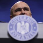 Bolojan își angajează răspunderea pe pachetul fiscal – TVA pe 2 cote: 11% și 21%, de la 1 august. CASS pe pensiile peste 3.000 de lei. Pensiile și salariile la stat rămân înghețate și în 2026. Crește impozitul băncilor și cel pe dividende (Video)