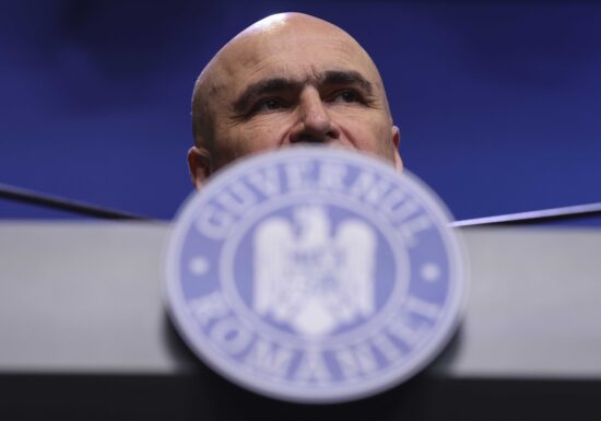 Bolojan își angajează răspunderea pe pachetul fiscal - TVA pe 2 cote: 11% și 21%, de la 1 august. CASS pe pensiile peste 3.000 de lei. Pensiile și salariile la stat rămân înghețate și în 2026. Crește impozitul băncilor și cel pe dividende (Video)