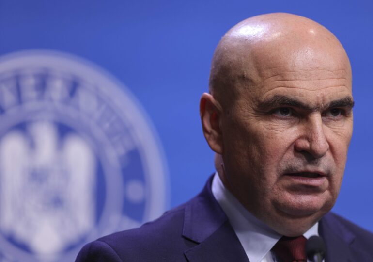 Politico: România riscă revolta publică în încercarea de a reduce cel mai mare deficit din UE