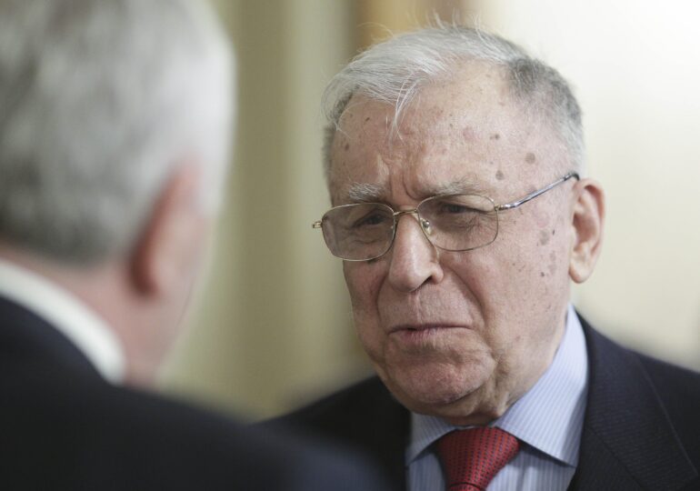 Ion Iliescu rămâne la Terapie Intensivă. Ce înseamnă că are o "formațiune înlocuitoare de spațiu" la plămâni