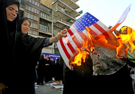 Iranul jură răzbunare. Și ar putea decide că uciderea americanilor e cea mai bună ripostă
