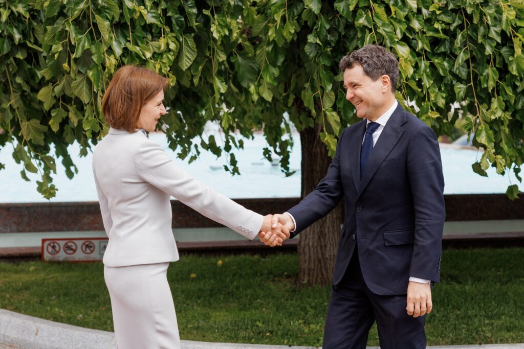 Nicușor Dan a ajuns la Chișinău, în prima vizită externă ca președinte. Maia Sandu l-a primit cu garda de onoare (Video&Galerie foto)