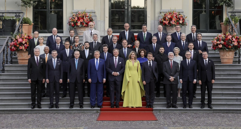 Nicușor Dan, poziție privilegiată la fotografia de grup a summit-ului NATO (Video)