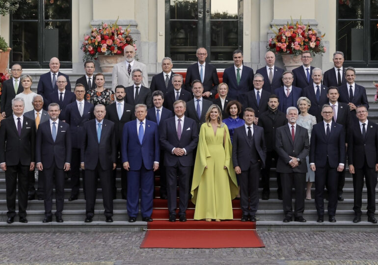 Nicușor Dan, poziție privilegiată la fotografia de grup a summitului NATO (Video)