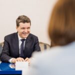 Nicușor Dan nu promite premier săptămâna asta, dar discuțiile nu s-au blocat. Experții au găsit 60-80 de măsuri de reducere a deficitului. „Sper să ajungem cât mai puțin în partea de taxe”