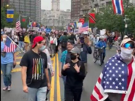 Peste 2.000 de proteste anti-Trump în SUA, sub sloganul „No Kings”. Guvernele mobilizează Garda Națională